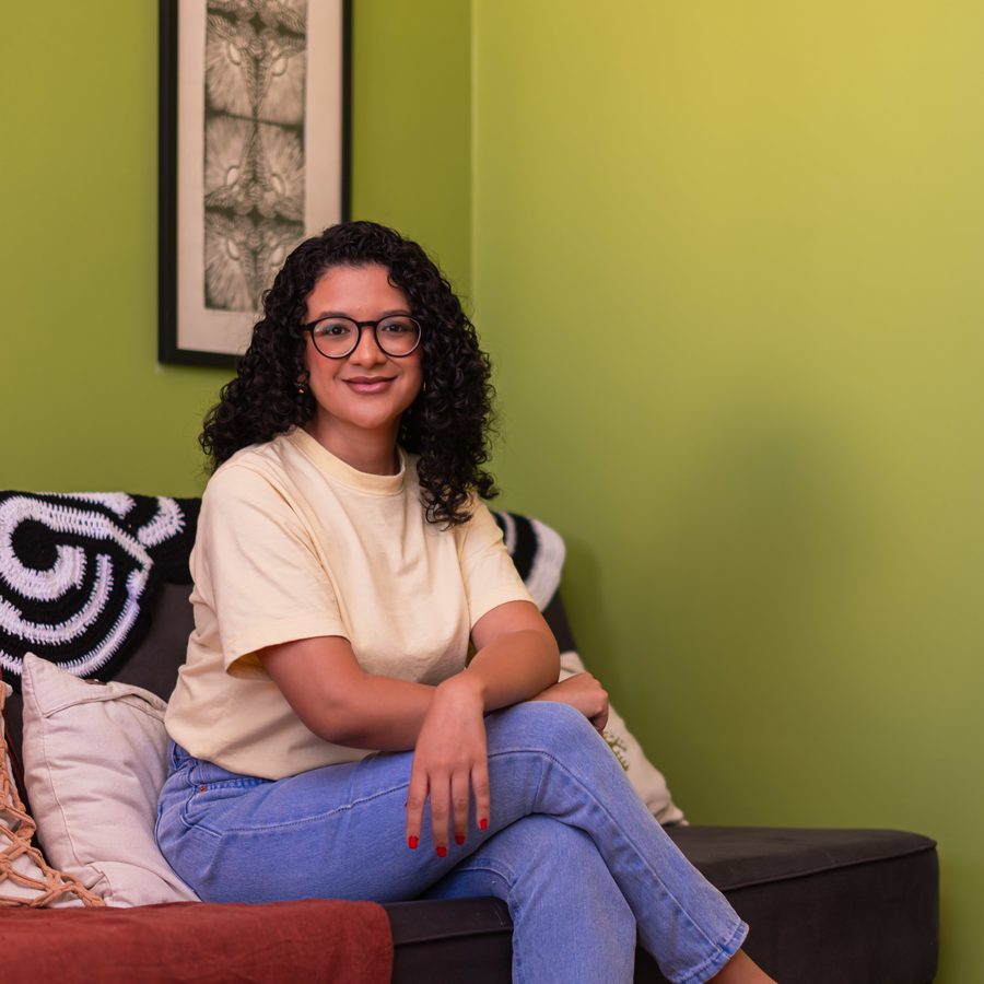 Dálete Cavalcante sentada no sofá.