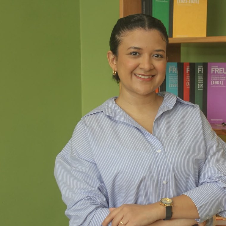 Foto provisória de Dálete Cavalcante, sorrindo, ambiente do consultório.